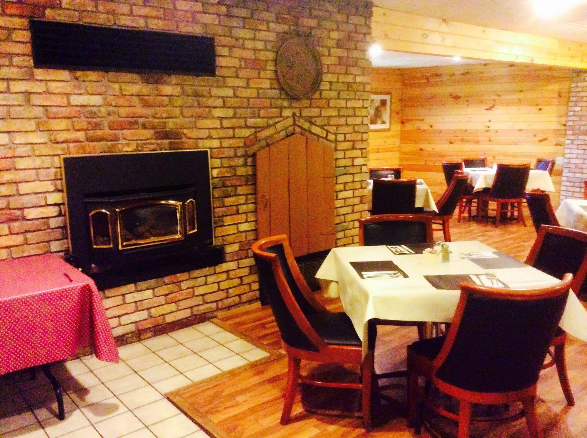 Forty Club Inn Deerwood Bagian luar foto